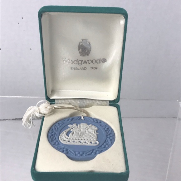 VINTAGE WEDGWOOD - Annual Jasperware Sleigh Ornament - Picture 1 of 7